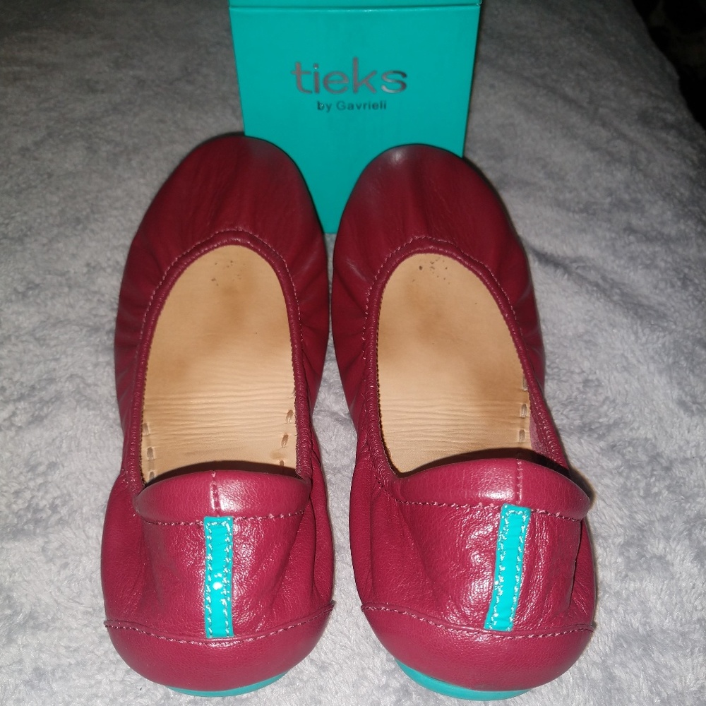 Burgundy Tieks - size 8 - includes flower and box